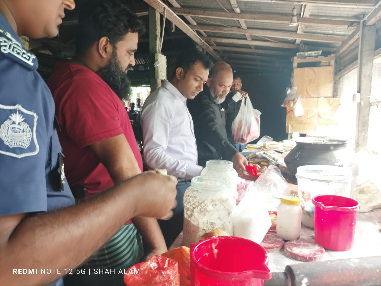 বগুড়ায় স্নিগ্ধ বেকারীতে ভোক্তা অধিদপ্তরের অভিযান