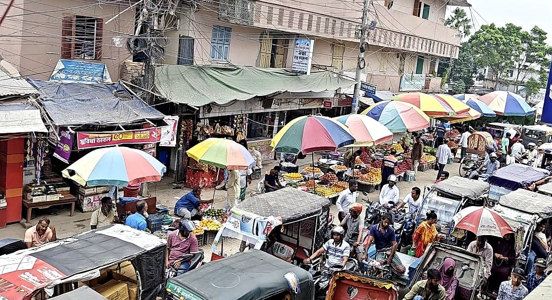 ফুটপাত দখলদারদের দৌরাত্ম্যে নাজেহাল বগুড়া শহরবাসী; দেখার কেউ নেই