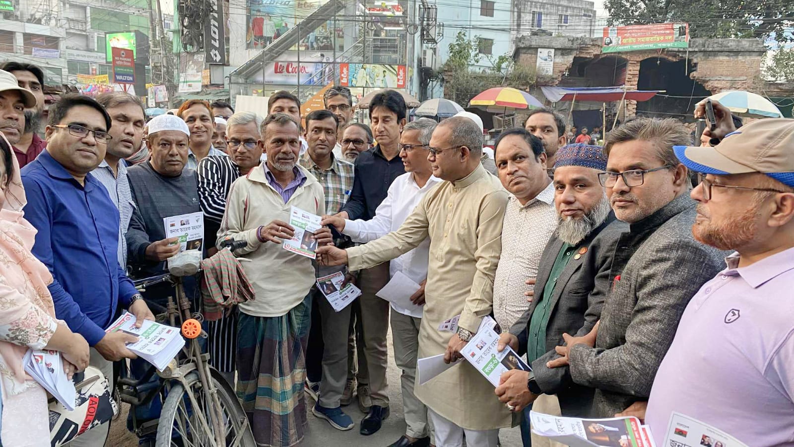 বগুড়া জেলা জিয়া পরিষদের আয়োজনে লিফলেট বিতরণ ও ডকুমেন্টারি প্রদর্শনী