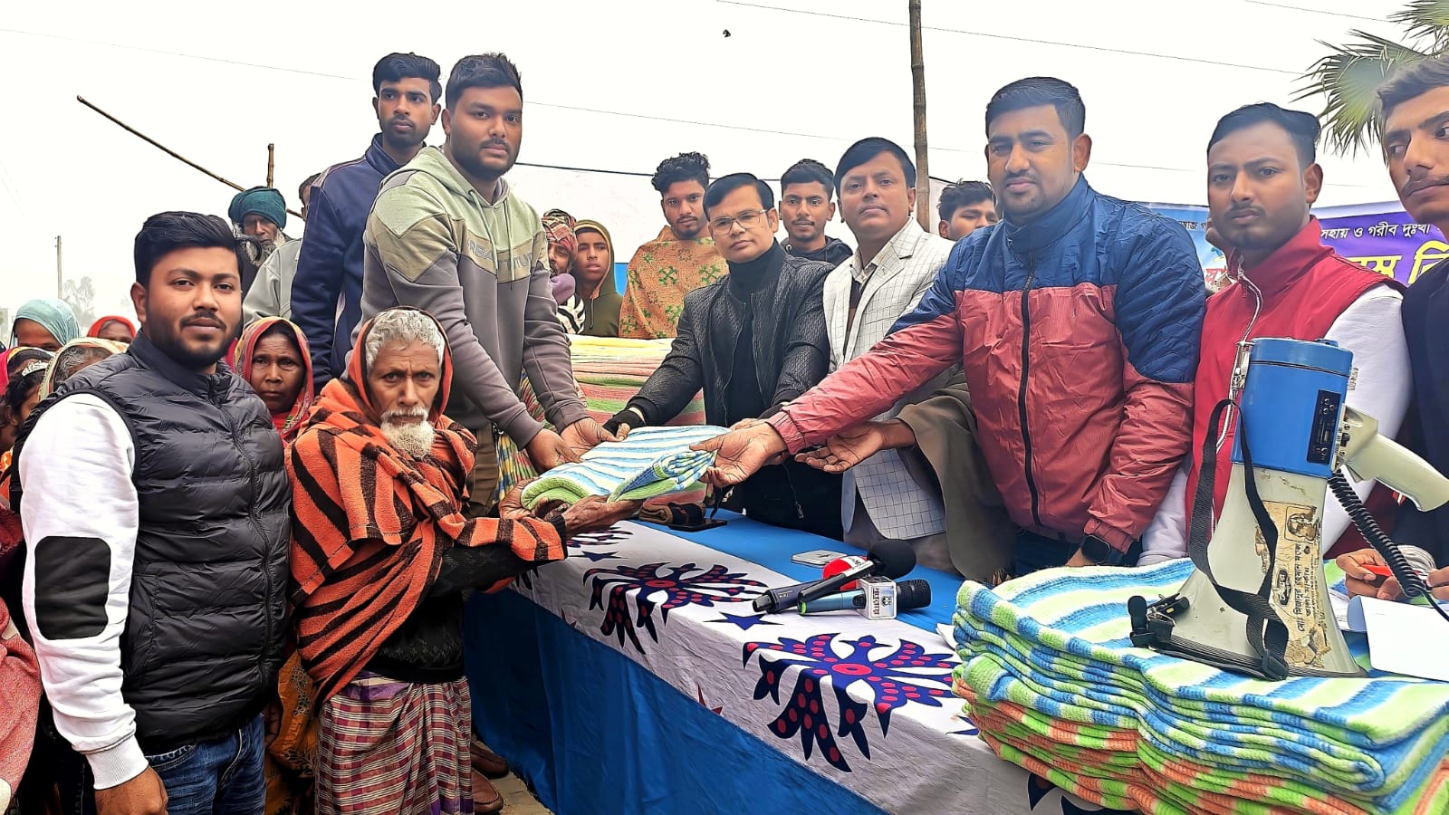 একতা মানব উন্নয়ন সংস্থার উদ্যোগে শীতার্তদের মাঝে কম্বল বিতরণ