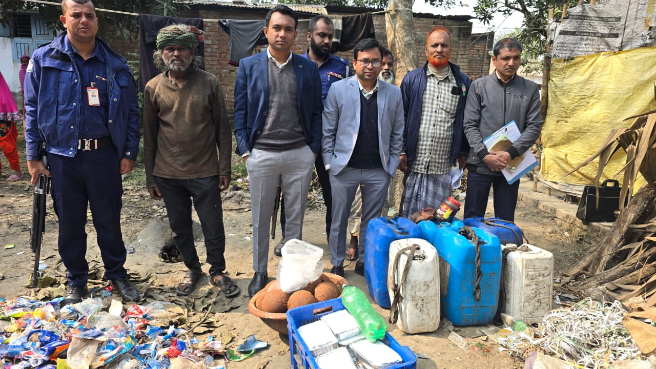 ভেজাল গুড় কারখানায় ভোক্তা অধিকার ও নিরাপদ খাদ্যের যৌথ অভিযান