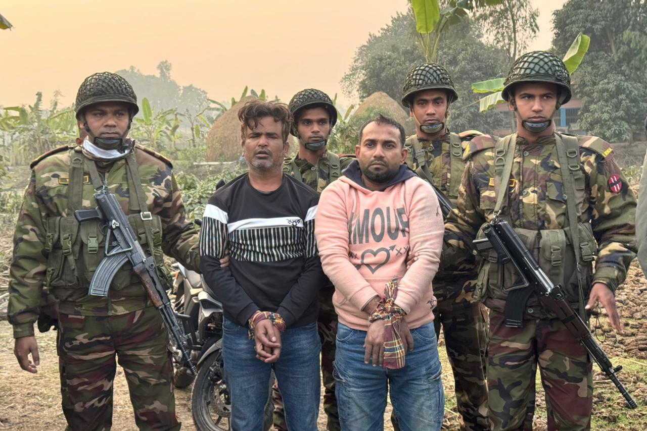 বগুড়ায় সেনাবাহিনীর অভিযানে অস্ত্রসহ দুই সন্ত্রাসী গ্রেপ্তার