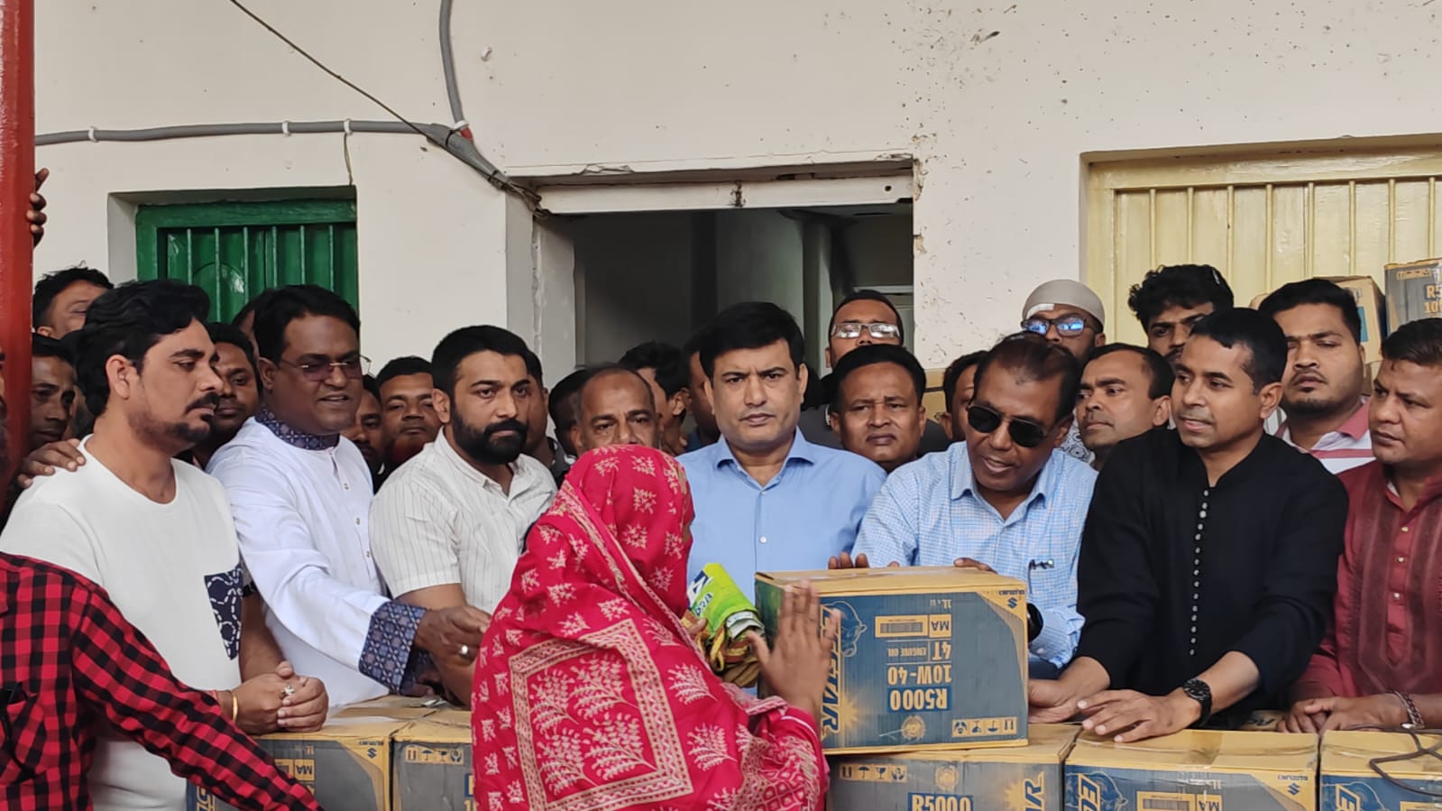 বগুড়ায় প্রধানমন্ত্রীর নির্দেশনায় যুবদলের ঈদ সামগ্রী বিতরণ