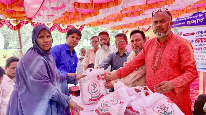 বগুড়ায় স্বর্ণগ্রামের উদ্যোগে বস্ত্র ও ঈদসামগ্রী বিতরণ