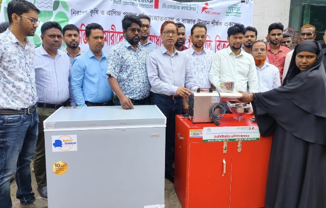 বগুড়ায় প্রান্তিক খামারিদের মাঝে গাকের কৃষি যন্ত্রপাতি বিতরণ