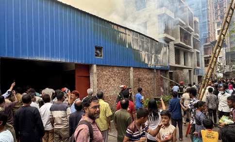 বগুড়ায় খেজুর গুদামে ভয়াবহ আগুন: গাড়িসহ ভস্মীভূত কোটি টাকার মালামাল