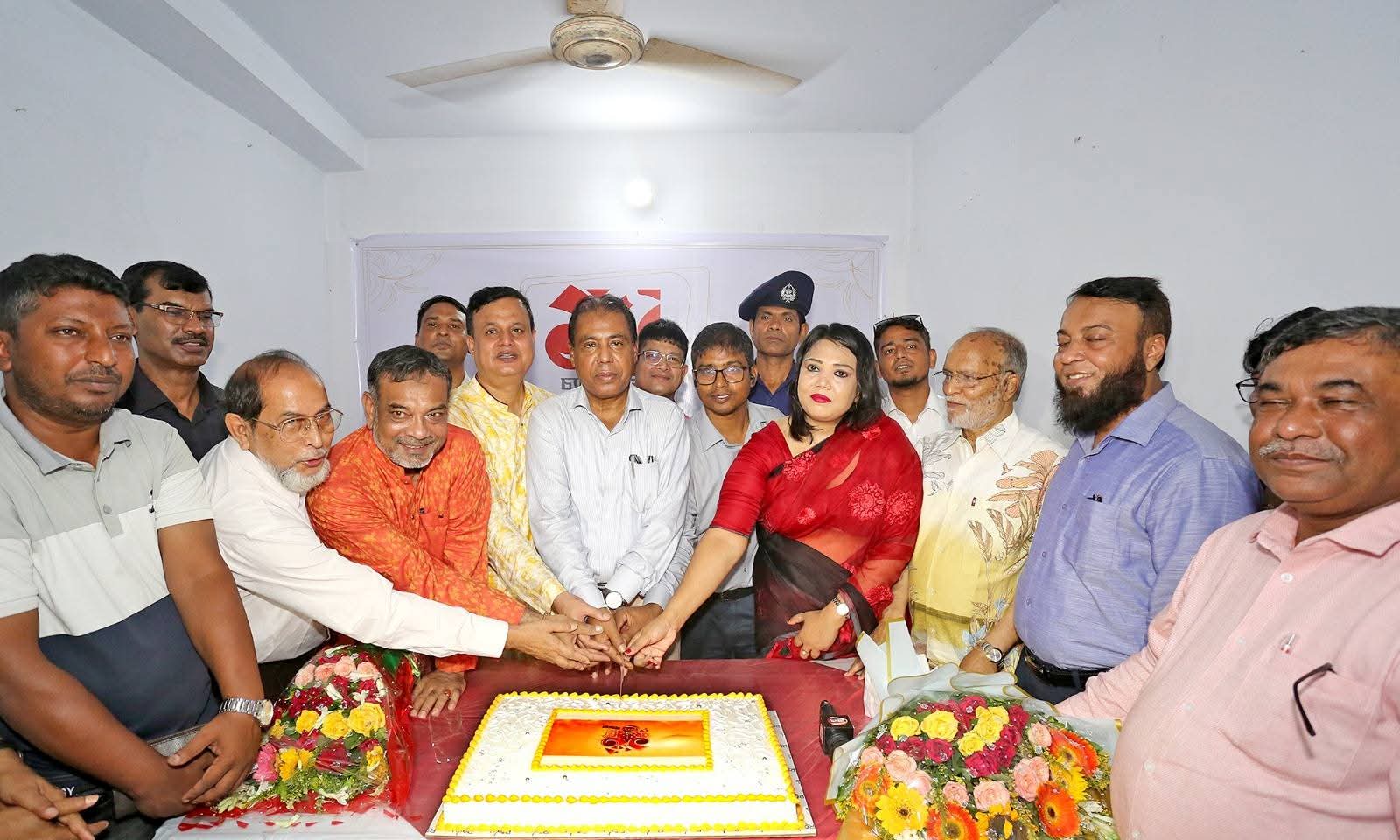 বস্তুনিষ্ঠ সাংবাদিকতার ১৫ বছরে চ্যানেল ২৪: বগুড়ায় উৎসবমুখর পরিবেশে শুভেচ্ছা বিনিময়