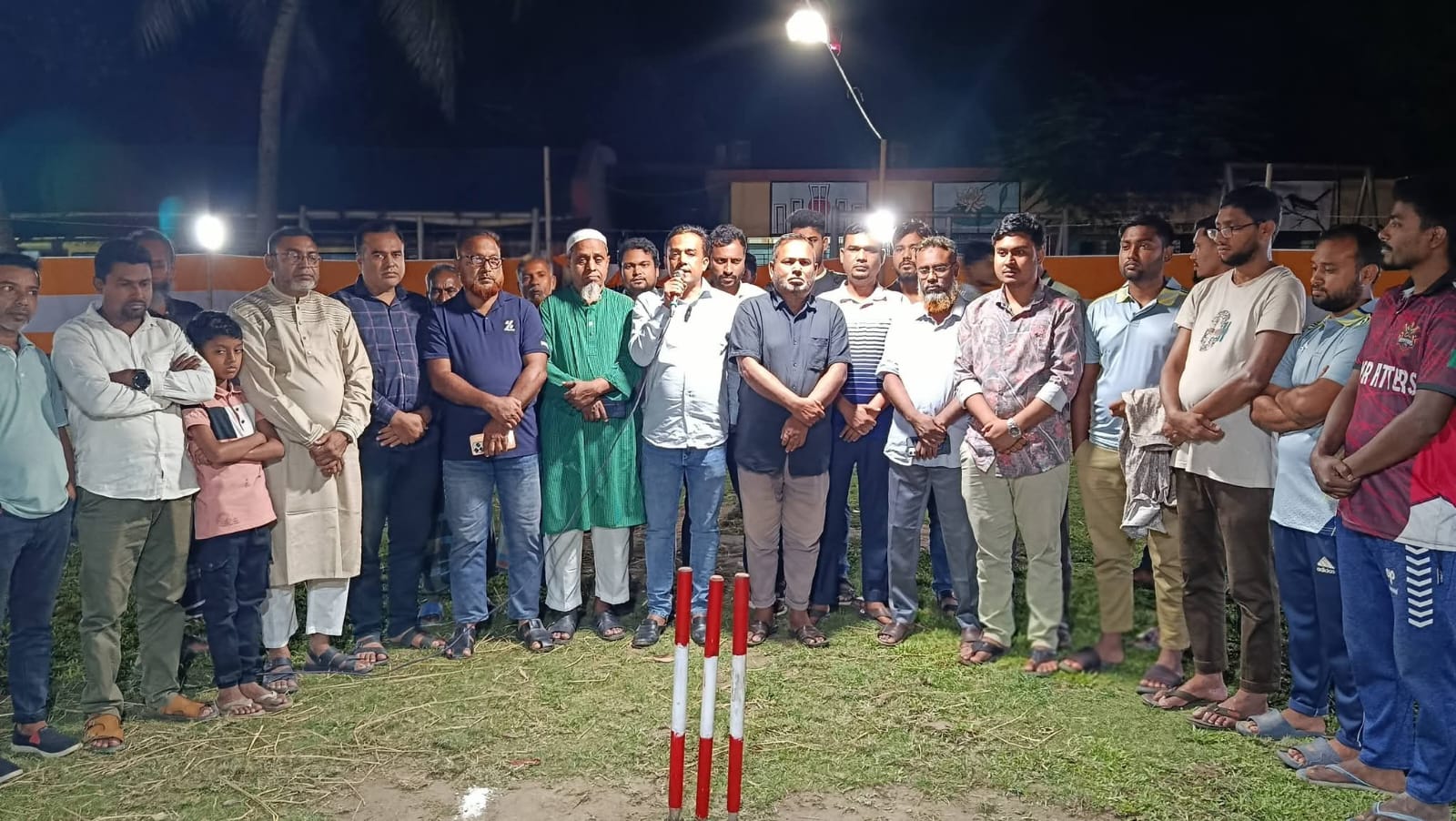 ব্যাট-বলের লড়াইয়ে উৎসবের আমেজ, বিজয়ীদের হাতে  ছাগল উপহার