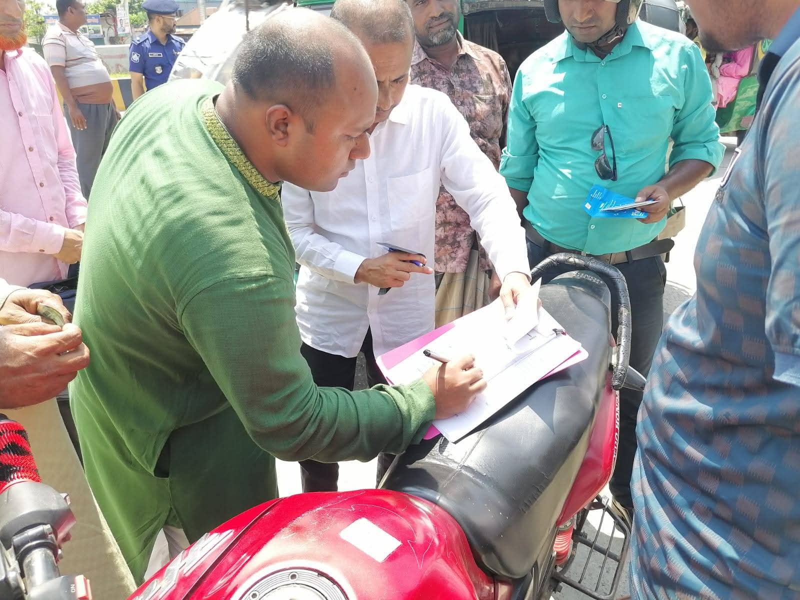 ঈদ-পরবর্তী শাজাহানপুরে মহাসড়কে ভ্রাম্যমাণ আদালতের অভিযান, ৮ মামলায় জরিমানা