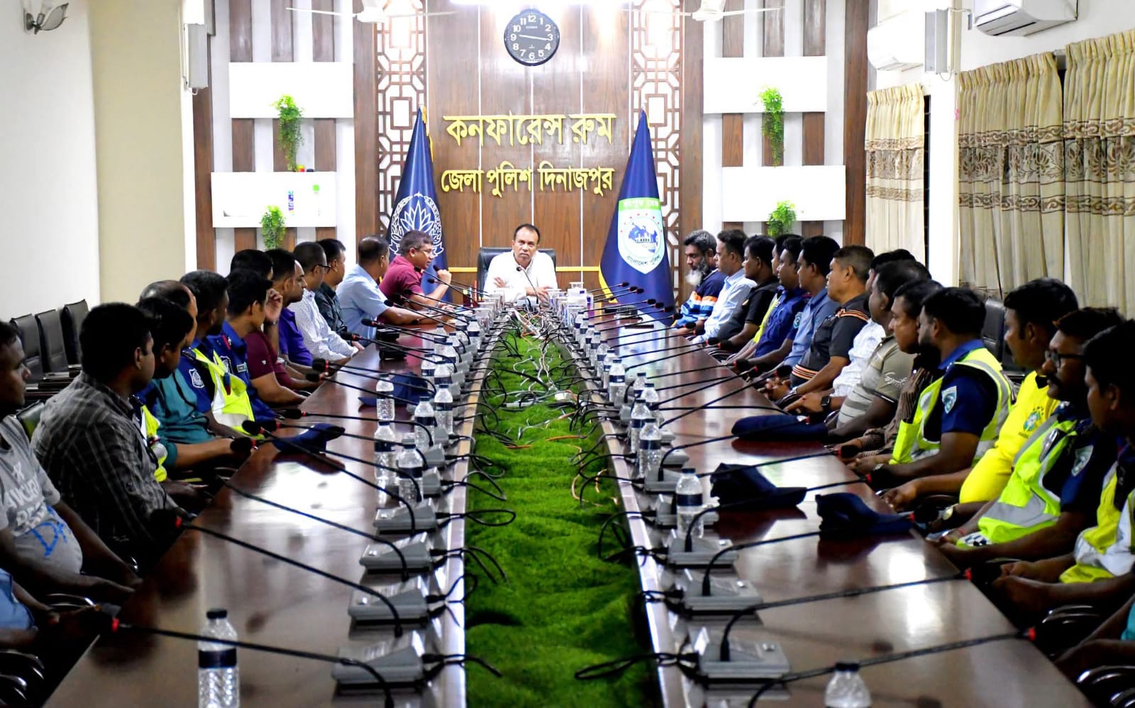 "জেলা পুলিশের ট্রাফিক বিভাগের সঙ্গে পুলিশ সুপার মহোদয়ের মতবিনিময় সভা অনুষ্ঠিত"