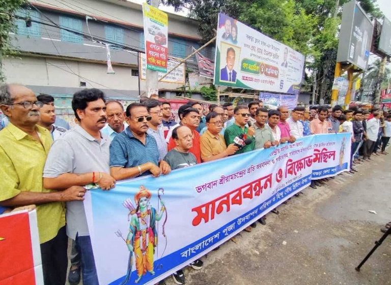 মন্দির গুঁড়িয়ে দেয়ার হুমকির প্রতিবাদে বগুড়ায় মানববন্ধন ও বিক্ষোভ
