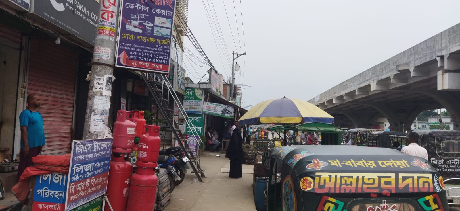 শাজাহানপুরে অবৈধ দখলের কবলে মহাসড়ক, ঝুঁকিতে পথচারী ও শিক্ষার্থীরা