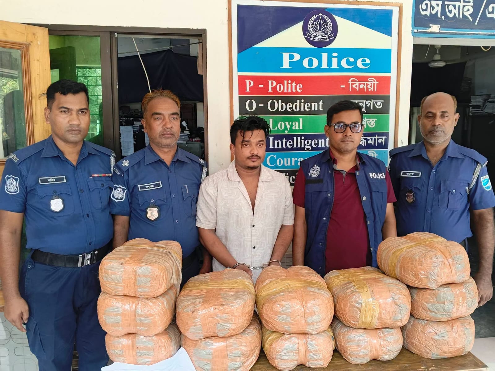কুলিয়ারচরে পুলিশের অভিযানে ২৪ কেজি গাজা উদ্ধার:পিকআপ সহ একজন আটক