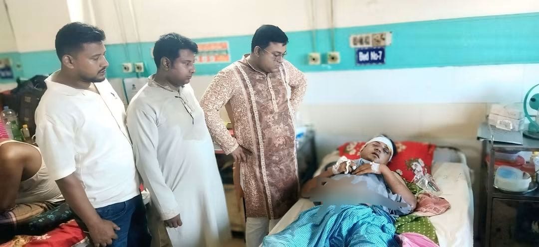 আইনের ঊর্ধ্বে কেউ নয়, আইন নিজের হাতে তুলে নেবেন না”  আহত সাংবাদিক সজিবকে দেখতে গিয়ে বিএনপি নেতা বাশারের আহ্বান