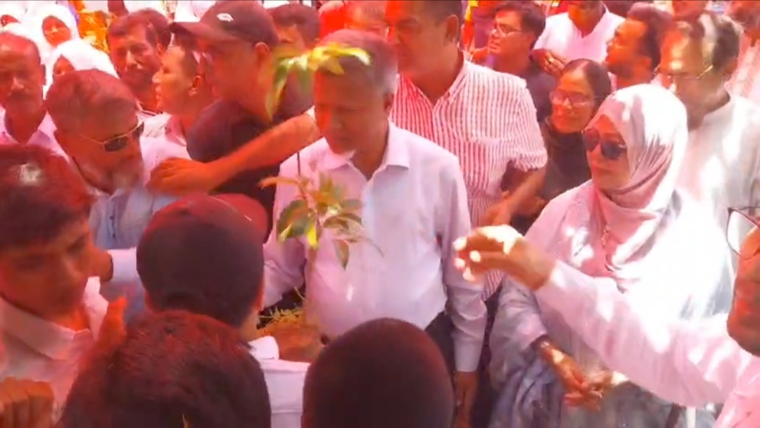 জয়পুরহাটে শিক্ষার্থীদের মাঝে গাছের চারা বিতরণ করেন প্রতিমন্ত্রী আব্দুল বারী