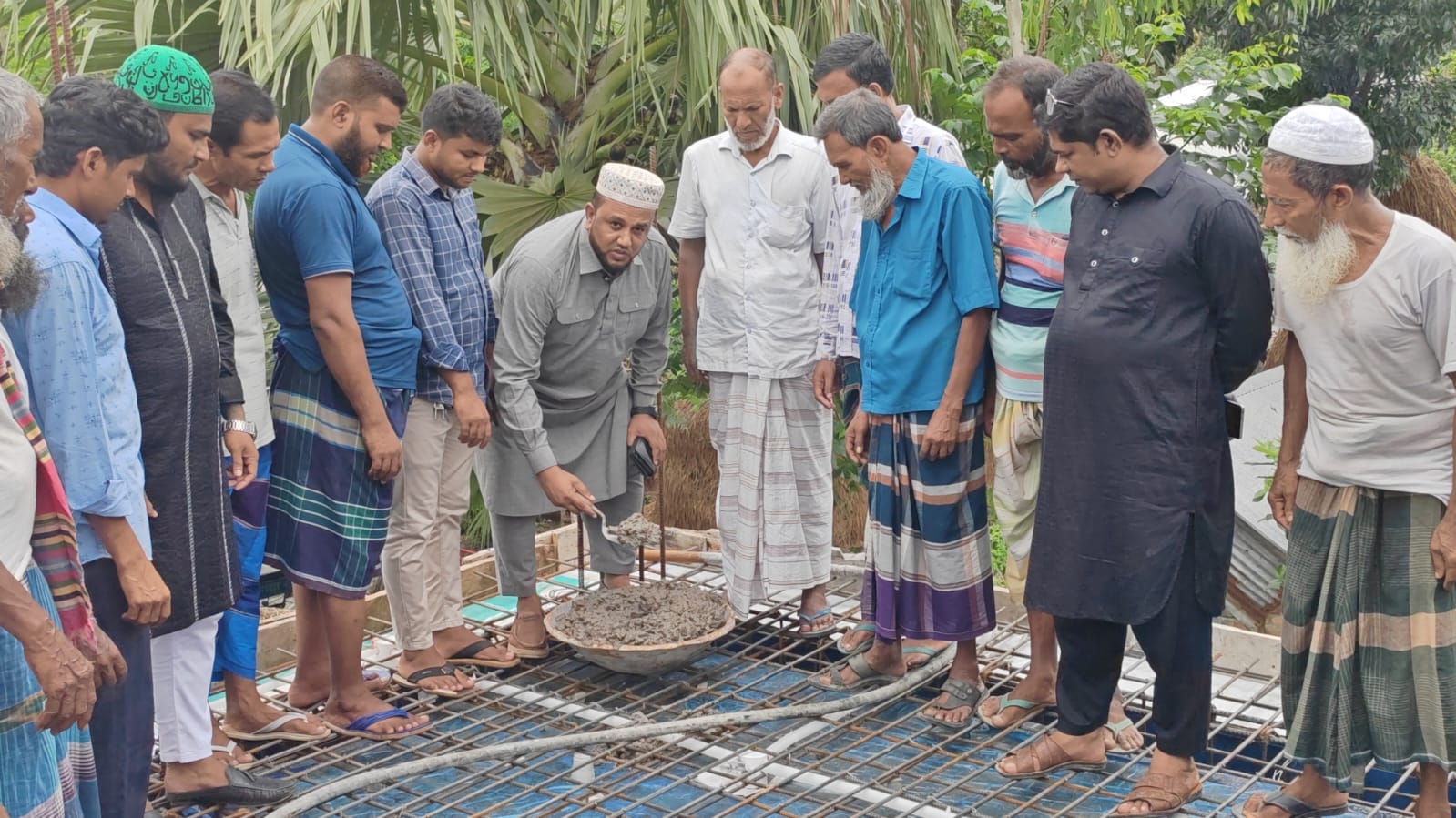 সোনাতলার গোসাইবাড়ি পূর্বপাড়া জামে মসজিদের ছাদ ঢালাই কাজের উদ্বোধন; ৩০০ বস্তা সিমেন্ট দিলেন জাহিদ