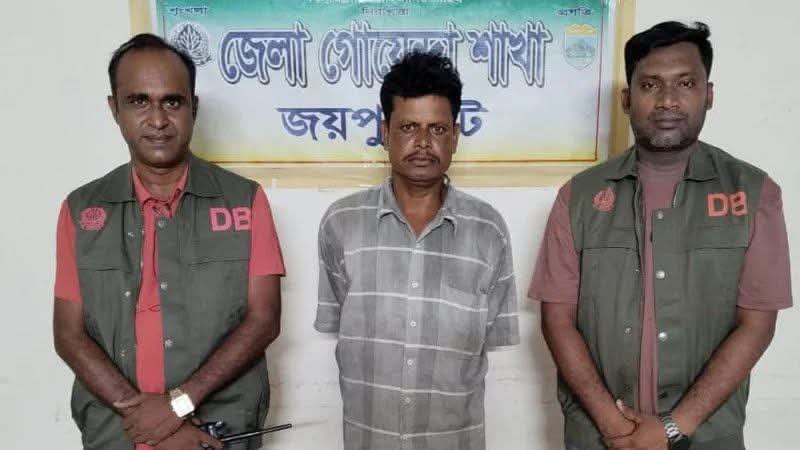 জয়পুরহাটে ডিবি পুলিশের হাতে মাদক ব্যবসায়ী গ্রেফতার