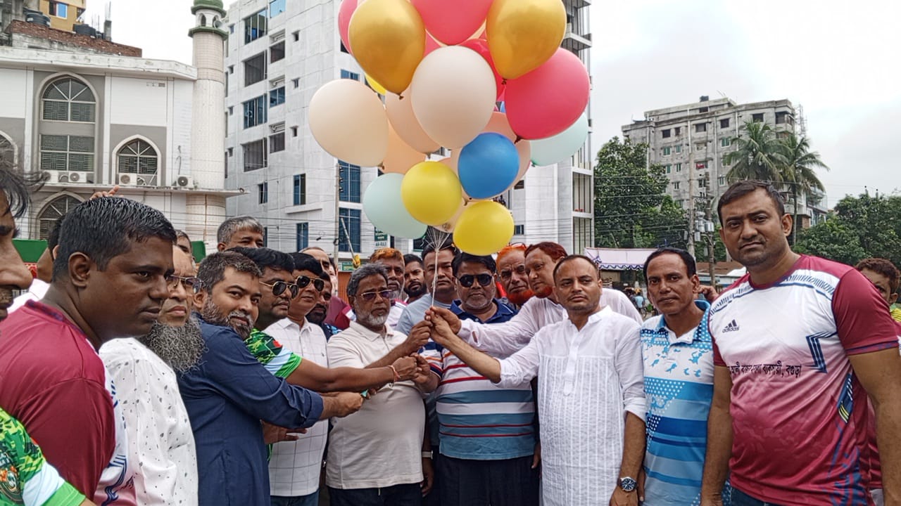 বগুড়া জেলা মসলা আমদানি কারক ও ব্যবসায়ী সমিতির আয়োজনে রাজা বাজার মসলা ব্যবসায়ী বনাম ফতেহ আলী বাজার মসলা ব্যবসায়ীর প্রীতি ফুটবল ম্যাচ