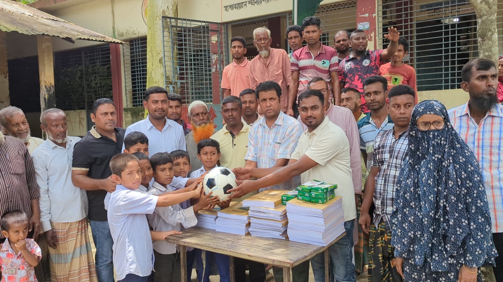 বগুড়ার গাবতলীতে ‘ওয়ান চাইল্ড, ওয়ান ট্রি’ কর্মসূচি শিক্ষার্থীদের মাঝে ফলজ চারা গাছ, ফুটবল ও খাতা-কলম বিতরণ-
