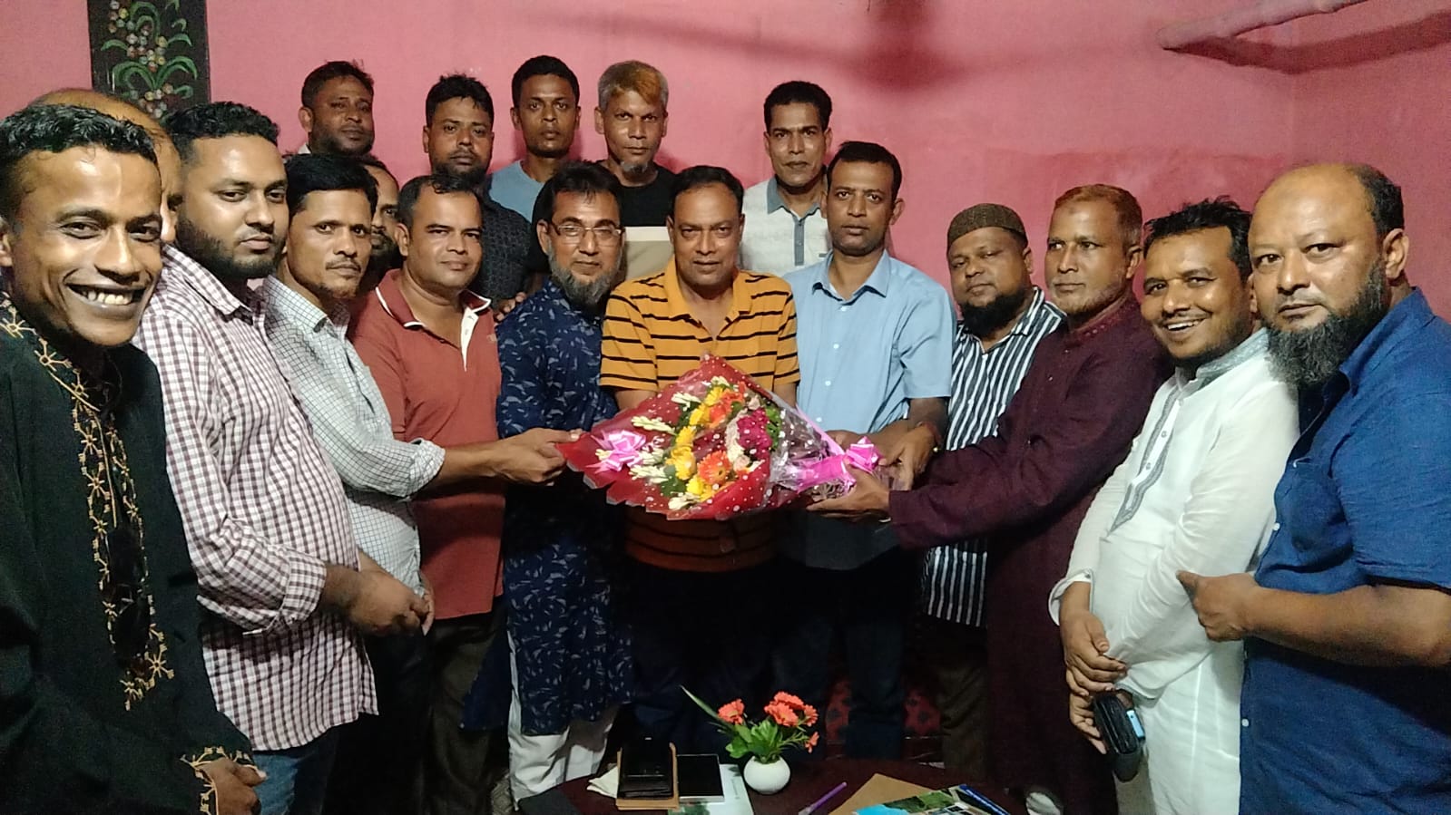 মানিকদিপা দ্বি-মুখী উচ্চ বিদ্যালয়ের নবনির্বাচিত সভাপতিকে বিএনপির নেতাদের শুভেচ্ছা