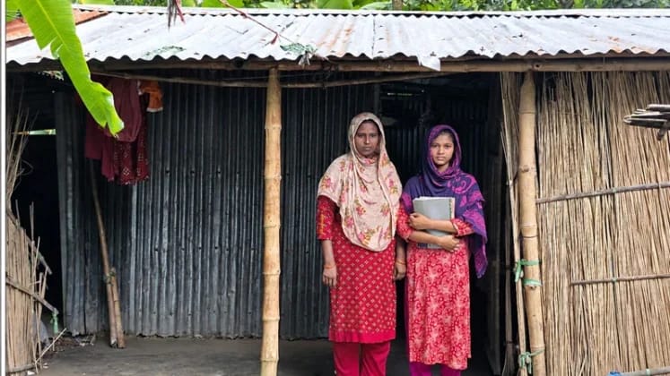 জয়পুরহাটে আর্থিক সংকটকে পেছনে ফেলে মেধার জয় করেছে কণিকা পাল