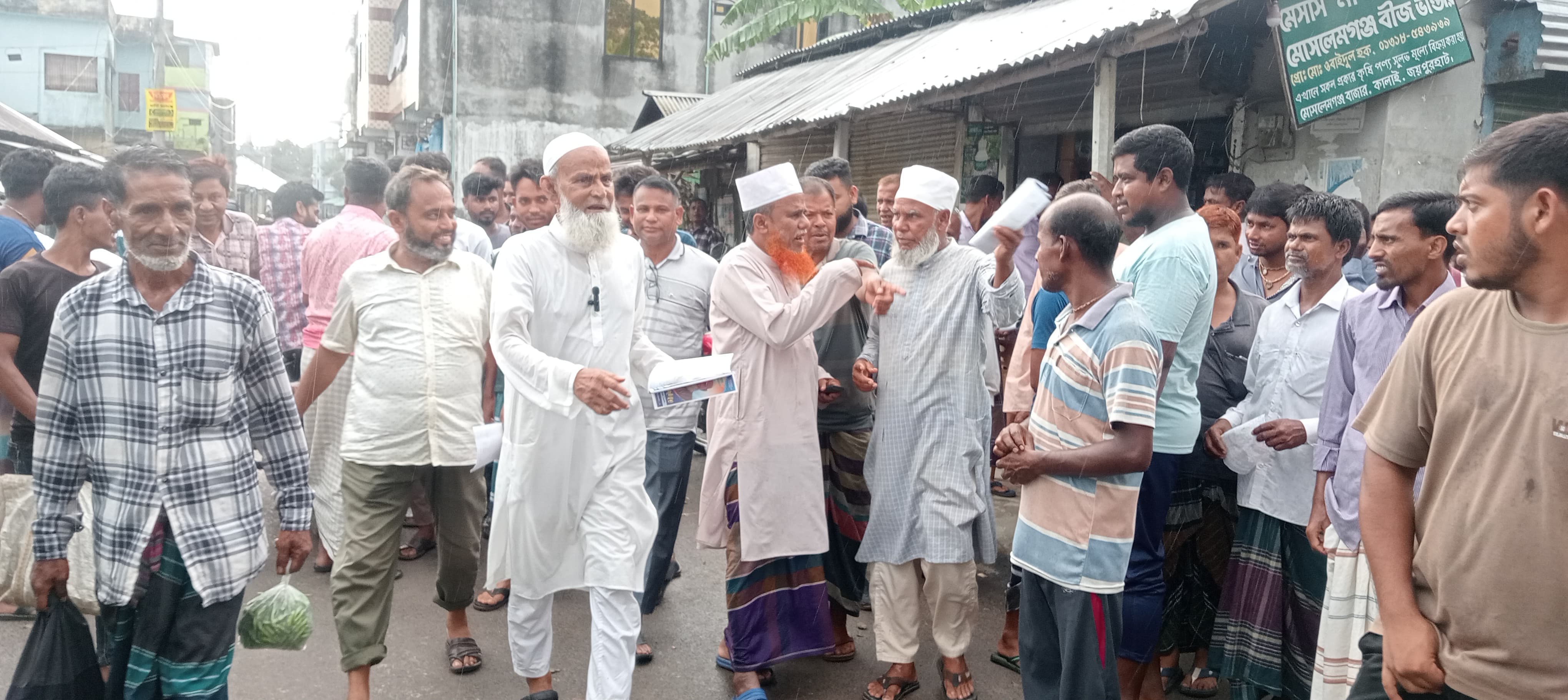 কালাইয়ে চেয়ারম্যান পদপ্রার্থী টুকু চৌধুরীর গণসংযোগ ও লিফলেট বিতরণ