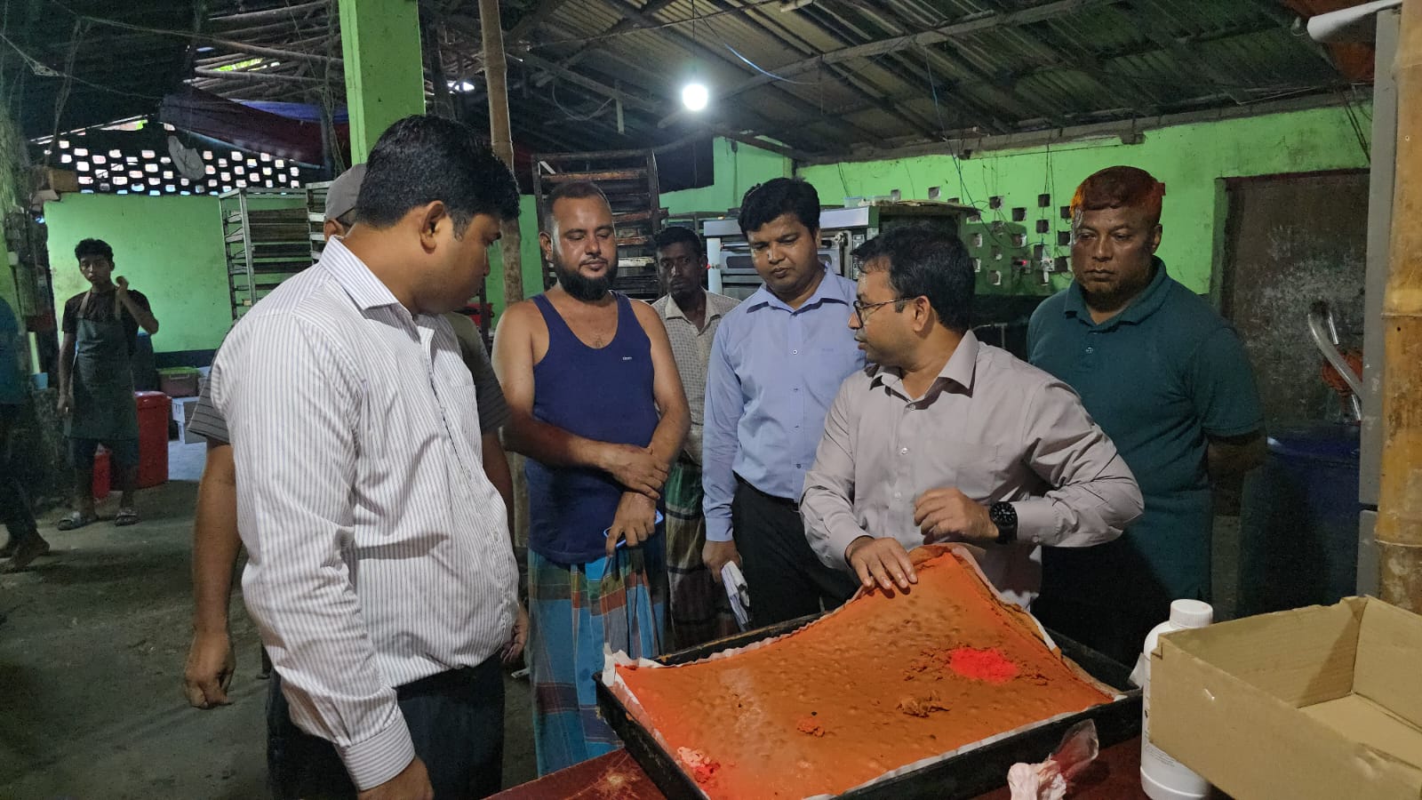অস্বাস্থ্যকর পরিবেশে কেক উৎপাদন, বগুড়ায় মোবাইল কোর্টের অভিযান