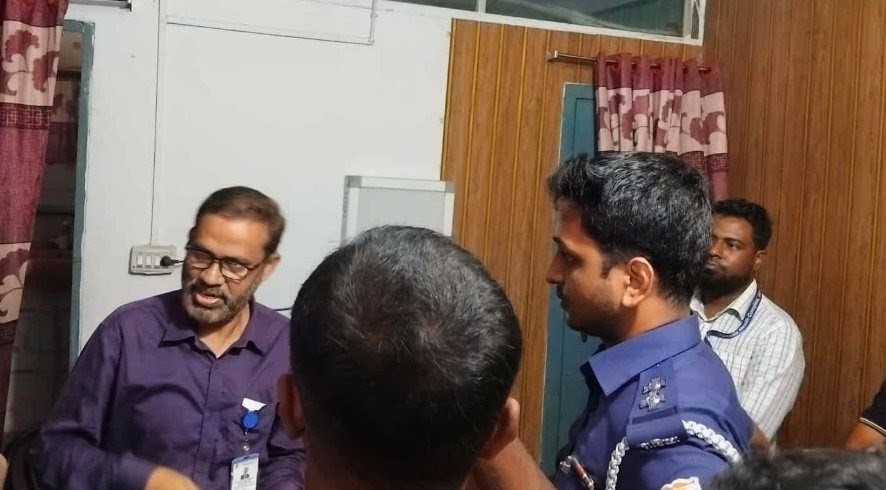 আক্কেলপুরে হাসপাতালে রোগী রেখে ডায়াগনস্টিক সেন্টারে চিকিৎসক, ঘিরে ধরলেন স্থানীয়রা