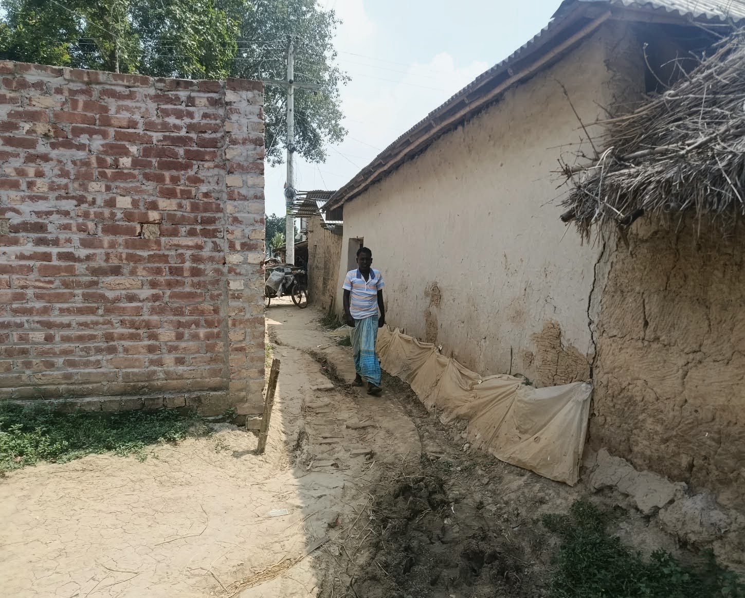 কালাইয়ে আশ্রয়ণ প্রকল্পের রাস্তা ও খাস জমি দখলের অভিযোগ