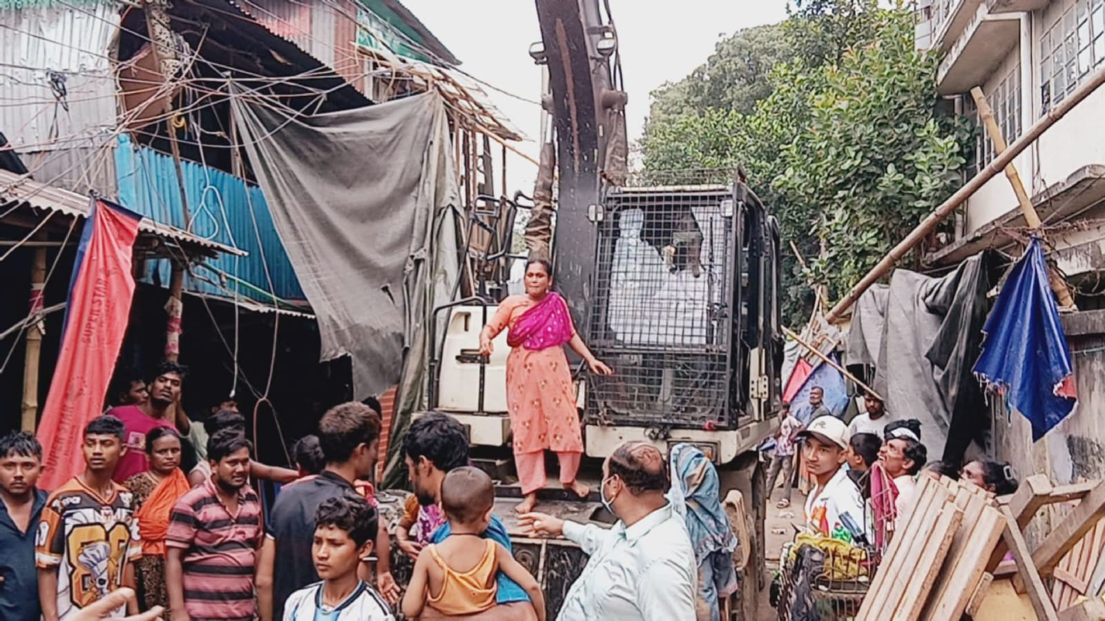 টঙ্গীর কুখ্যাত মাদক স্পট ‘হাজির মাজার বস্তি’ গুঁড়িয়ে দিল রাজউক