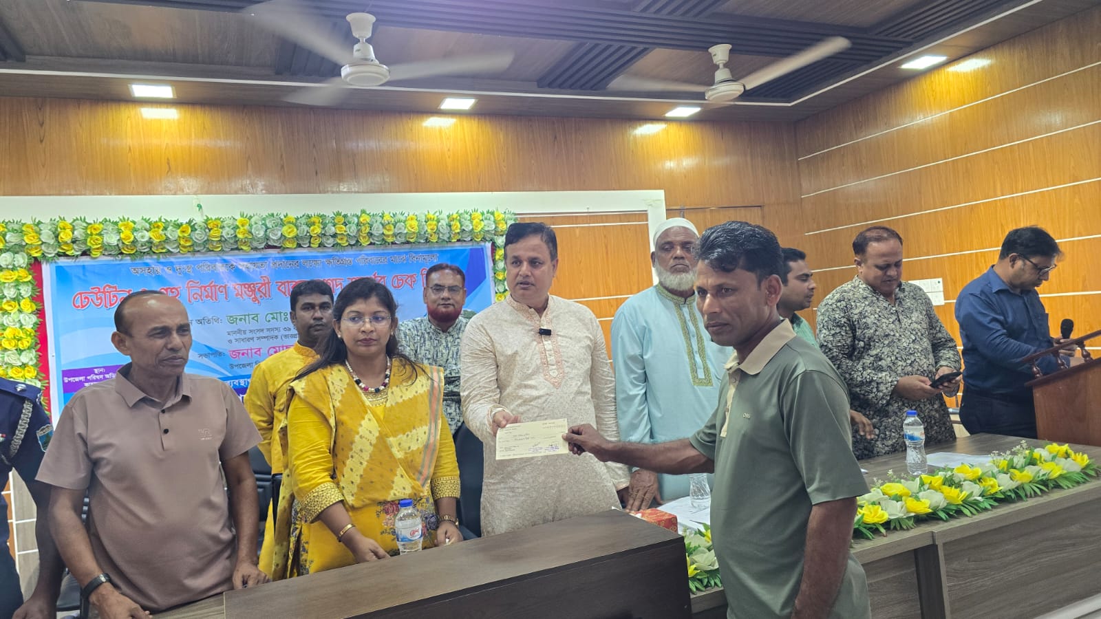 কাহালুতে ক্ষতিগ্রস্ত অসহায় পরিবারের মাঝে ঢেউটিন ও নগদ অর্থের চেক বিতরণ