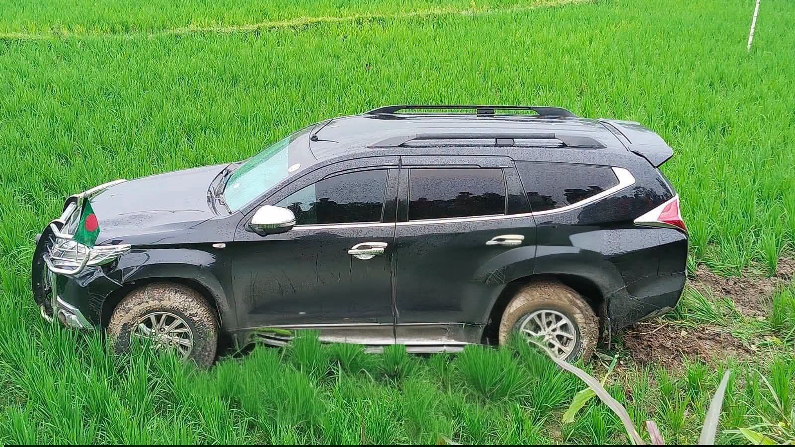 সড়ক দুর্ঘটনার হাত থেকে রক্ষা পেলেন প্রতিমন্ত্রী  বারীসহ তাঁর স্ত্রী : আহত এক পথচারী