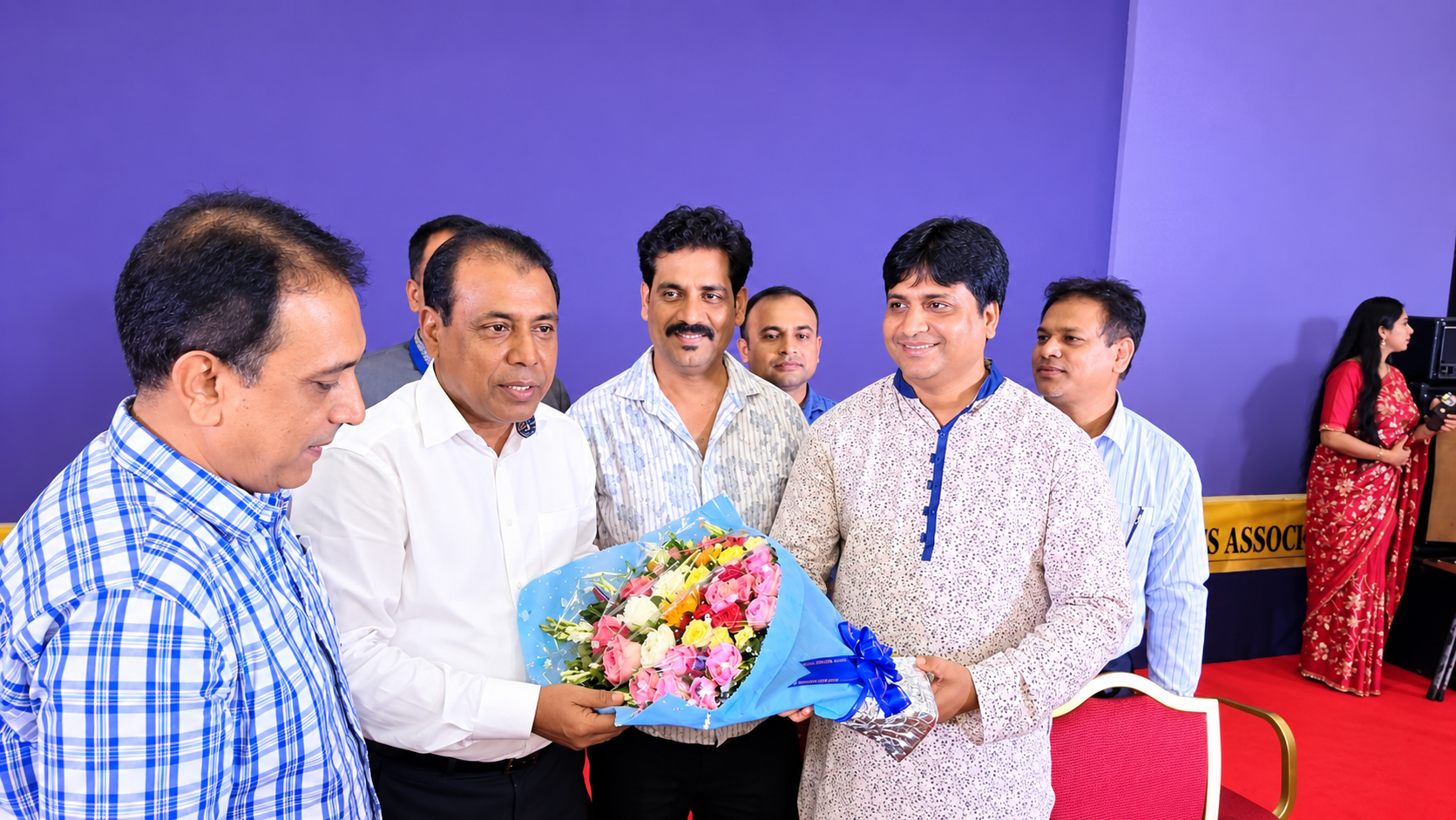 হিন্দু ধর্মীয় কল্যাণ ট্রাস্টের ট্রাস্টি বোর্ডে সদস্য মনোনীত হওয়ায় রেজাউল করিম বাদশা কে ফুলেল শুভেচ্ছা