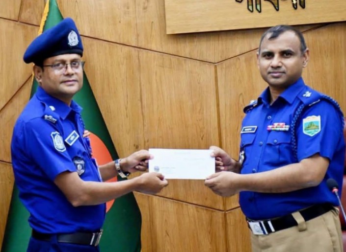পাবনা জেলার শ্রেষ্ঠ অফিসার ইনচার্জ হিসেবে পুরস্কার নিলেন সাঁথিয়া ওসি আনিসুর রহমান