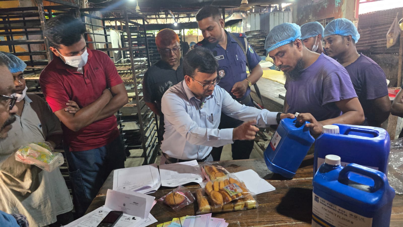 অস্বাস্থ্যকর পরিবেশে খাদ্য তৈরি, ময়ূরী বেকারিকে ২০ হাজার টাকা জরিমানা