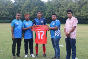 ভোলাহাট উপজেলা প্রশাসনের গোল্ডকাপ ফুটবল টুর্নামেন্টের বিজয়ী খেলোয়াড়দের ক্রীড়া সামগ্রী বিতরণ