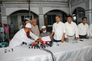 ক্যান্সার আক্রান্ত হেফাজত নেতা মাওলানা ফারুকী’র পাশে তারেক রহমান