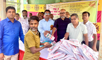 শারদীয় দূর্গাপূজা উপলক্ষে বগুড়ায়  স্বর্ণগ্রামের নগদ অর্থ ও বস্ত্র বিতরণ