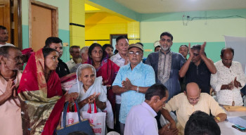 বগুড়ায় শারদ আর্শীবাদ জানাতে  এমপি প্রার্থীর বাড়িতে ধর্মীয় নেতারা