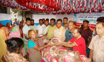সনাতন ধর্মালম্বীদের মাঝে কাউন্সিলর এরশাদ, খাদ্য সামগ্রী বিতরণ