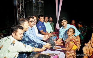 বগুড়ায় মহাষষ্ঠীতে দুর্জয় ক্লাবের বস্ত্র বিতরণ