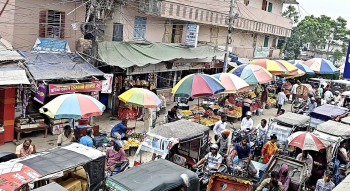 ফুটপাত দখলদারদের দৌরাত্ম্যে নাজেহাল বগুড়া শহরবাসী; দেখার কেউ নেই