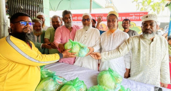 বগুড়ায় ক্ষুদ্র ফল ব্যবসায়ীদের মাঝে ঈদ সামগ্রী বিতরণ