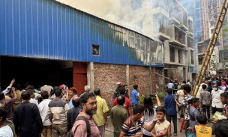 বগুড়ায় খেজুর গুদামে ভয়াবহ আগুন: গাড়িসহ ভস্মীভূত কোটি টাকার মালামাল