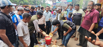 সাতমাথায় ভোক্তা অধিকার ও নিরাপদ খাদ্য অধিদপ্তরের যৌথ অভিযান: ফাঙ্গাসযুক্ত দই বিক্রির দায়ে ৫০ হাজার টাকা জরিমানা