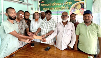 বগুড়ায় শারিরিকভাবে অসুস্থ ফল ব্যবসায়ীদের মাঝে আর্থিক অনুদান প্রদান