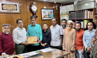 বগুড়ার সিটি প্রশাসককে সন্মননা স্মারক প্রদান