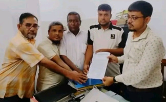 কার্যালয় দখল ও হয়রানির প্রতিবাদে জেলা প্রশাসকের কাছে স্মারকলিপি,