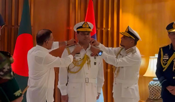 নবনিযুক্ত নৌবাহিনী প্রধান ভাইস অ্যাডমিরাল খোন্দকার মিসবাহ উল আজীমকে র‍্যাঙ্ক ব্যাজ পরানো হয়েছে