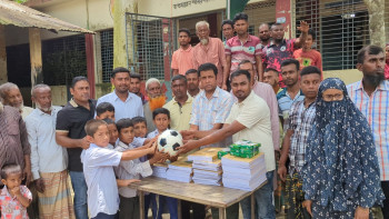 বগুড়ার গাবতলীতে ‘ওয়ান চাইল্ড, ওয়ান ট্রি’ কর্মসূচি শিক্ষার্থীদের মাঝে ফলজ চারা গাছ, ফুটবল ও খাতা-কলম বিতরণ-
